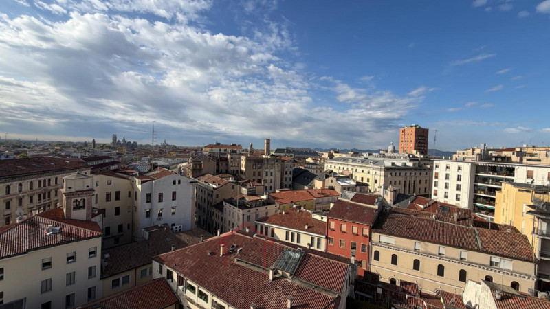 Sara Immobiliare propone in locazione, in una delle posizioni più centrali e prestigiose di Padov...