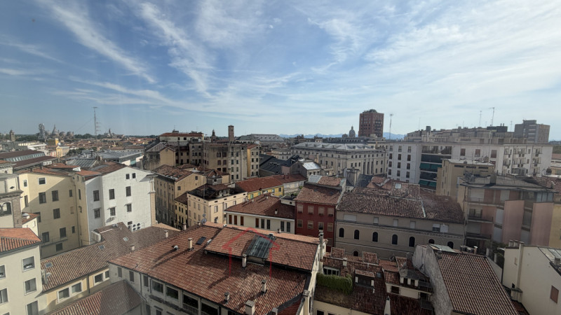 Sara Immobiliare propone in locazione, in una delle posizioni più centrali e prestigiose di Padov...