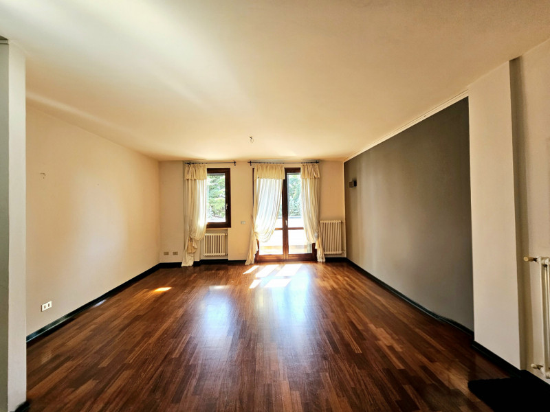 A Este, nella splendida Via Santo Stefano, proponiamo in vendita un elegante appartamento duplex,...