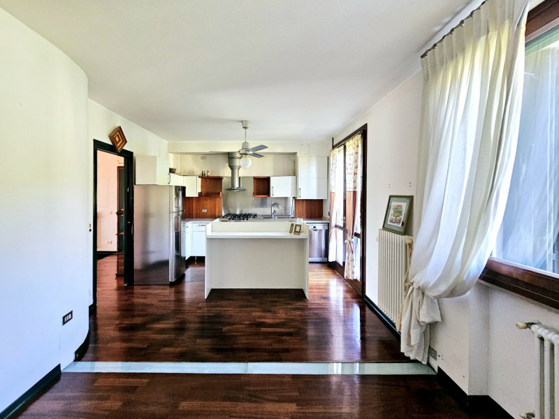 A Este, nella splendida Via Santo Stefano, proponiamo in vendita un elegante appartamento duplex,...