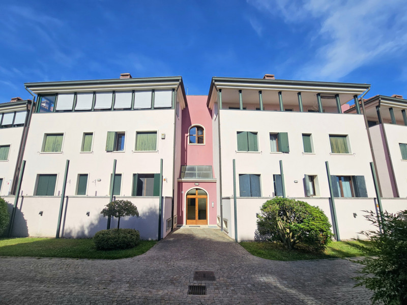 A Este, nella splendida Via Santo Stefano, proponiamo in vendita un elegante appartamento duplex,...