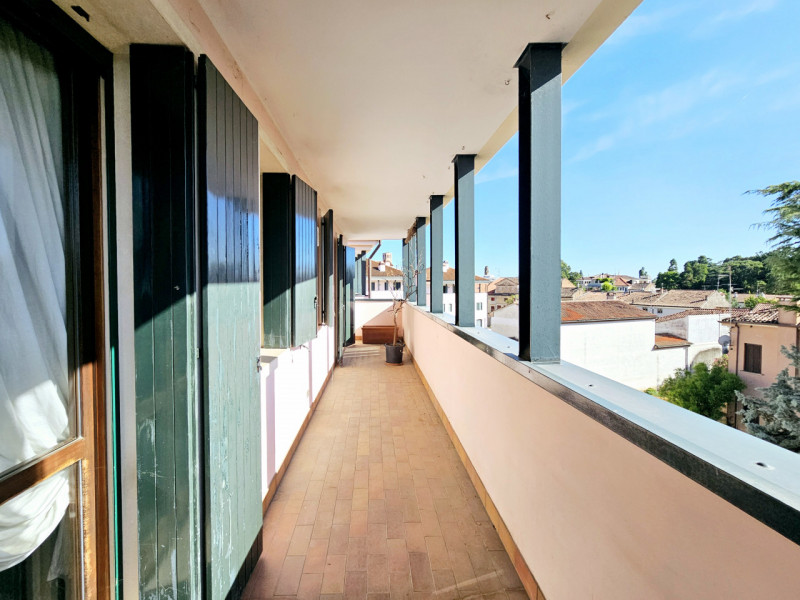 A Este, nella splendida Via Santo Stefano, proponiamo in vendita un elegante appartamento duplex,...