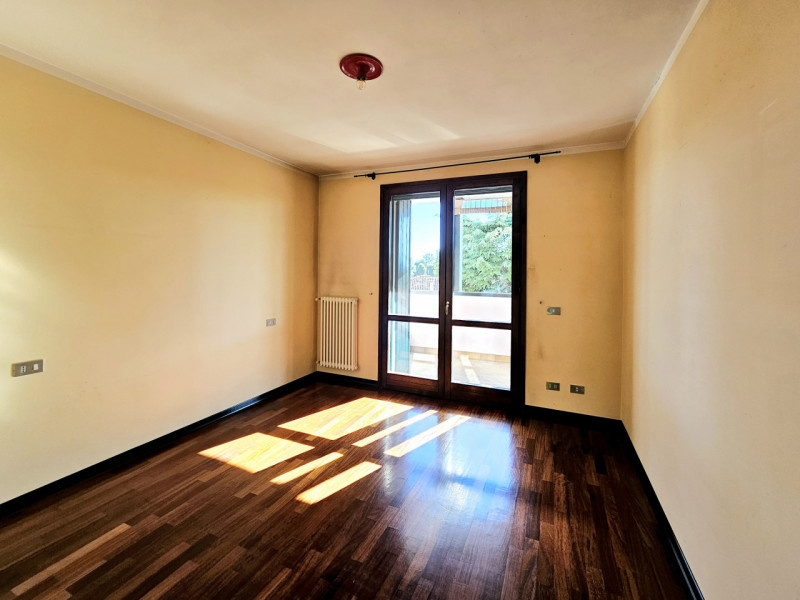 A Este, nella splendida Via Santo Stefano, proponiamo in vendita un elegante appartamento duplex,...