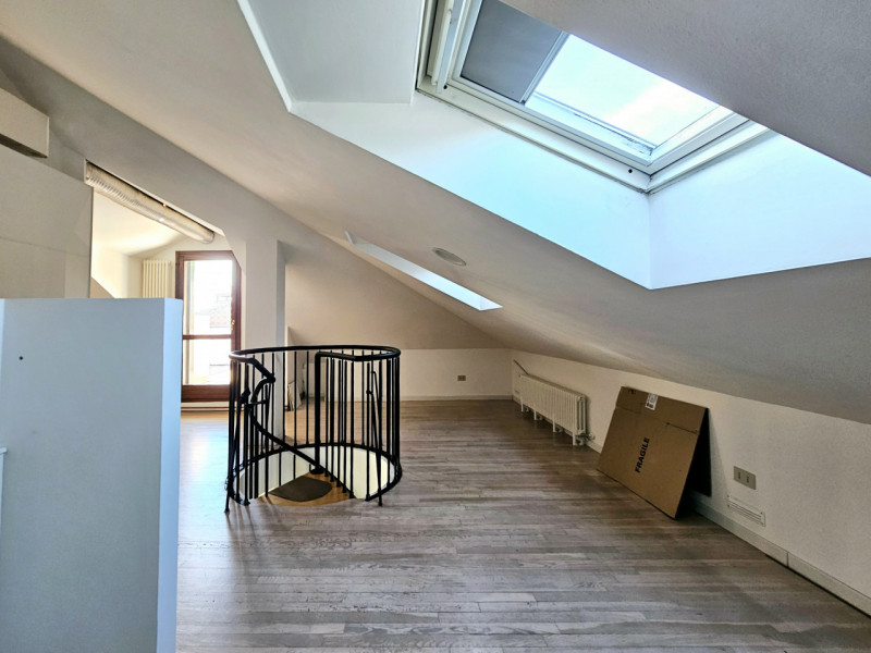 A Este, nella splendida Via Santo Stefano, proponiamo in vendita un elegante appartamento duplex,...