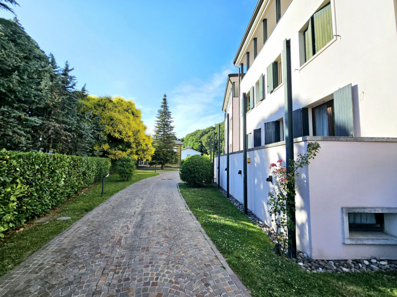 A Este, nella splendida Via Santo Stefano, proponiamo in vendita un elegante appartamento duplex,...