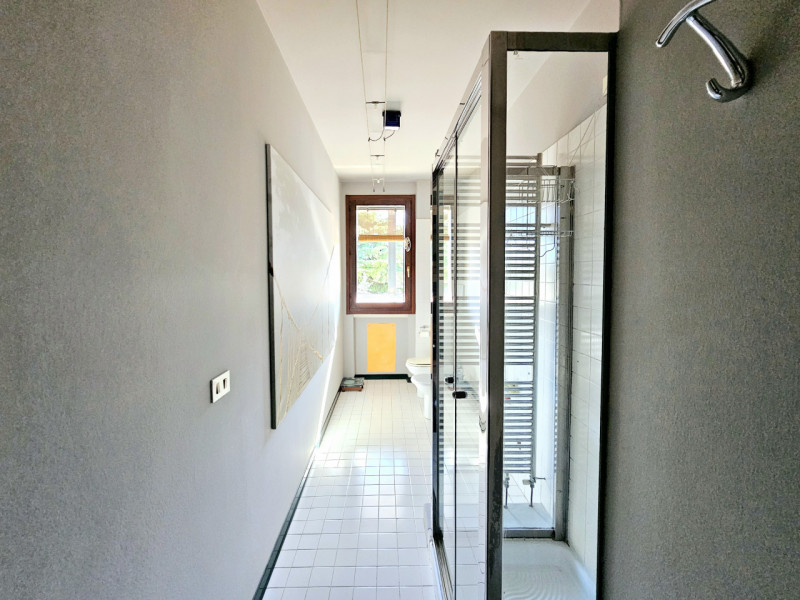 A Este, nella splendida Via Santo Stefano, proponiamo in vendita un elegante appartamento duplex,...