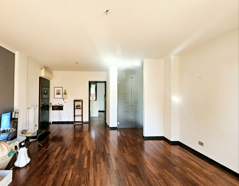 A Este, nella splendida Via Santo Stefano, proponiamo in vendita un elegante appartamento duplex,...