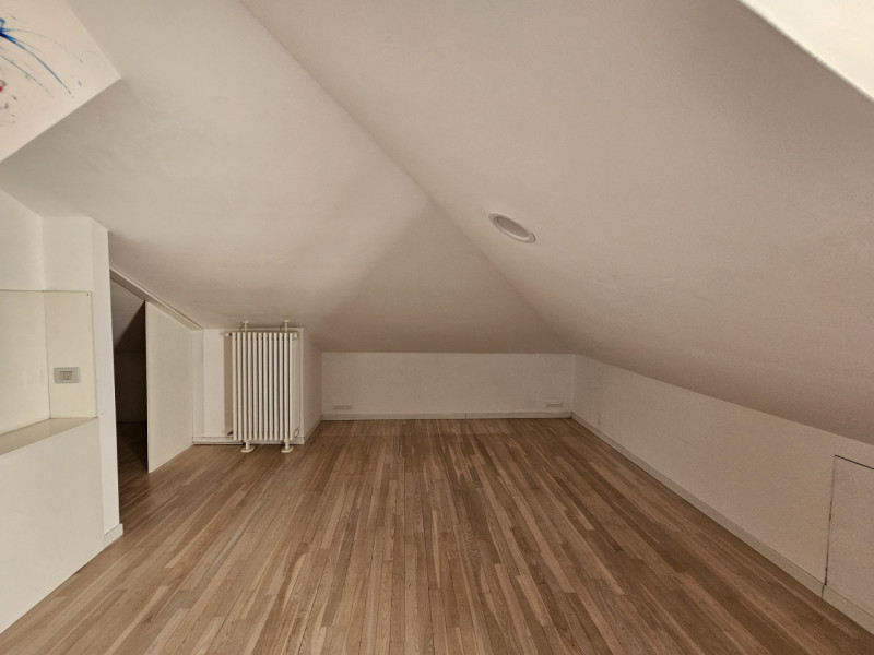 A Este, nella splendida Via Santo Stefano, proponiamo in vendita un elegante appartamento duplex,...