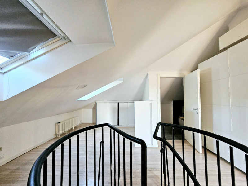 A Este, nella splendida Via Santo Stefano, proponiamo in vendita un elegante appartamento duplex,...