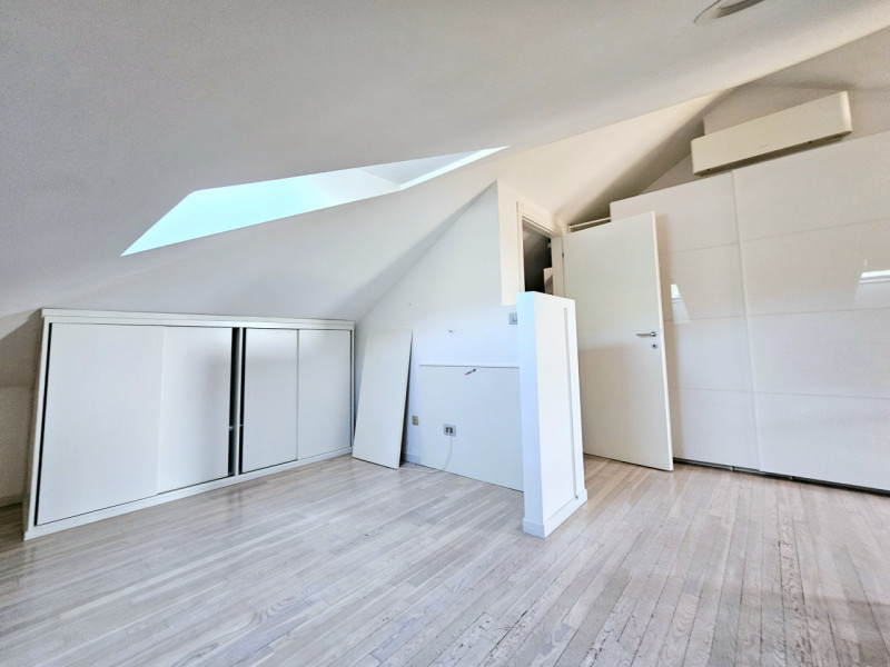 A Este, nella splendida Via Santo Stefano, proponiamo in vendita un elegante appartamento duplex,...