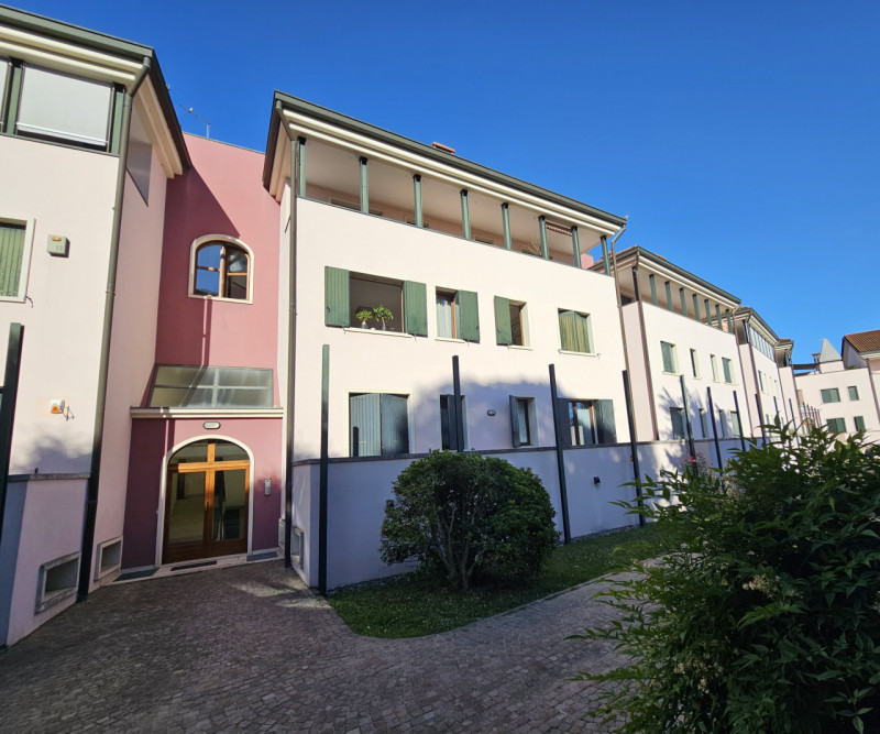 A Este, nella splendida Via Santo Stefano, proponiamo in vendita un elegante appartamento duplex,...