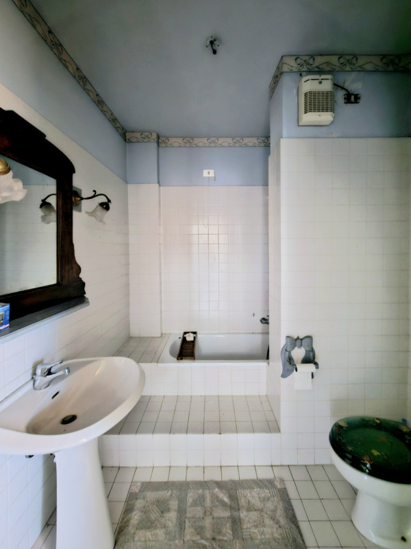 A Este, nella splendida Via Santo Stefano, proponiamo in vendita un elegante appartamento duplex,...