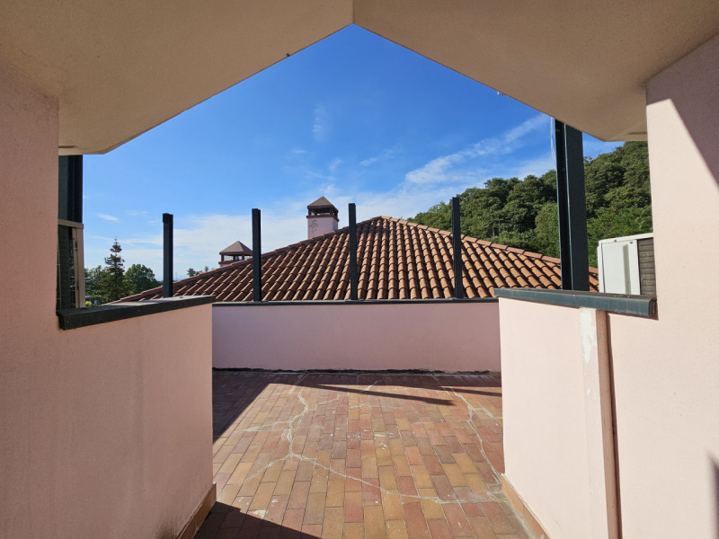 A Este, nella splendida Via Santo Stefano, proponiamo in vendita un elegante appartamento duplex,...