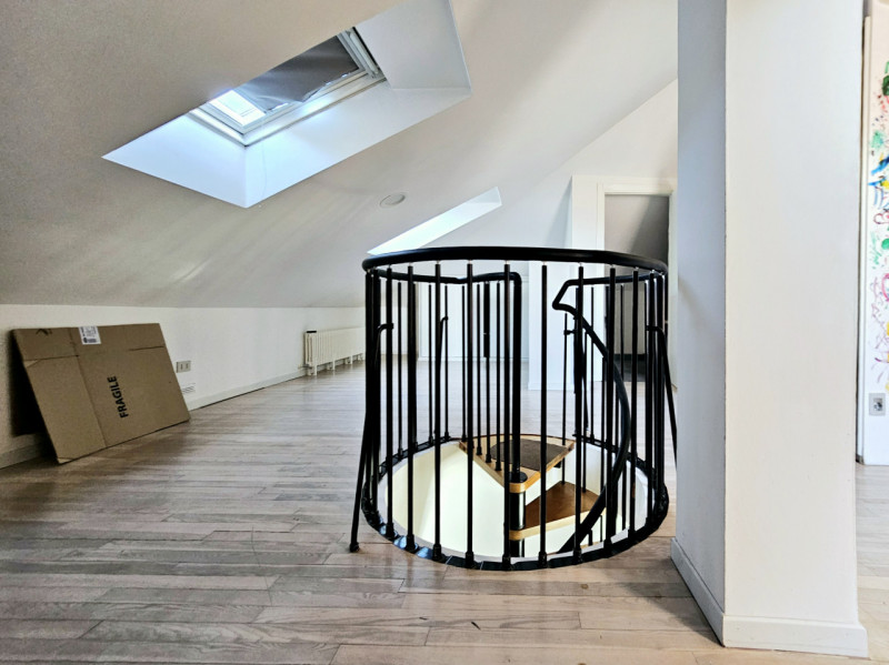 A Este, nella splendida Via Santo Stefano, proponiamo in vendita un elegante appartamento duplex,...