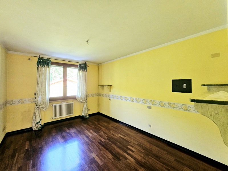 A Este, nella splendida Via Santo Stefano, proponiamo in vendita un elegante appartamento duplex,...