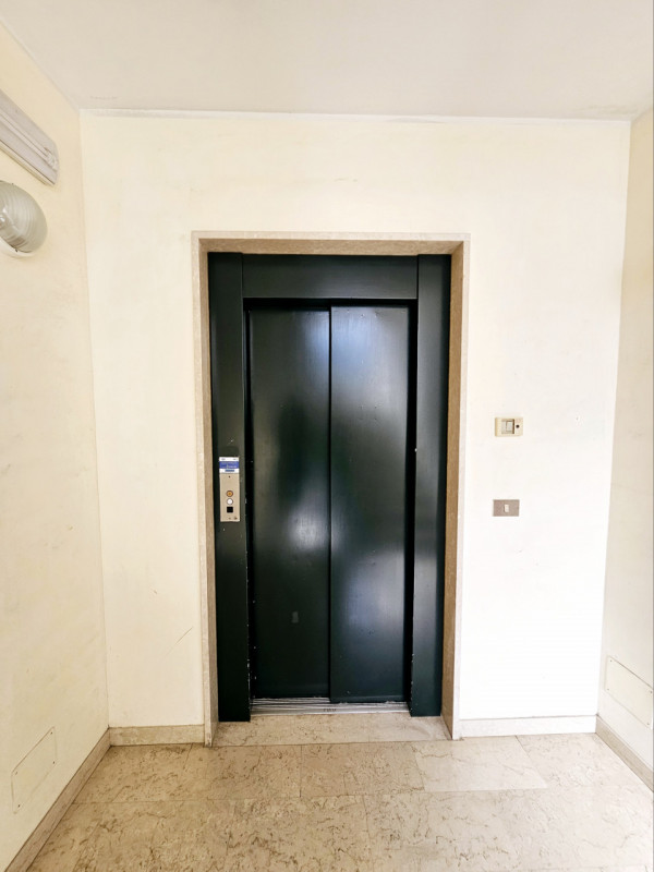 A Este, nella splendida Via Santo Stefano, proponiamo in vendita un elegante appartamento duplex,...