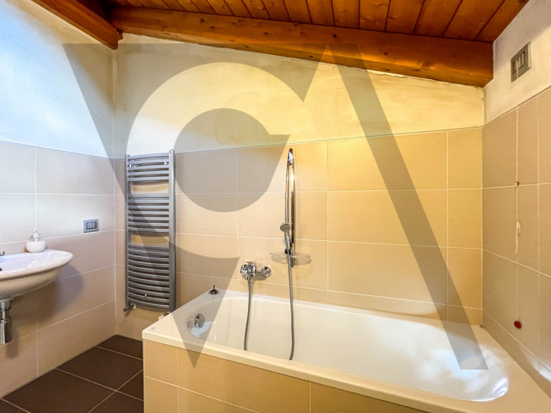 Proponiamo in vendita appartamento duplex a Conche di Codevigo, a soli 13 km da Chioggia e da Pio...
