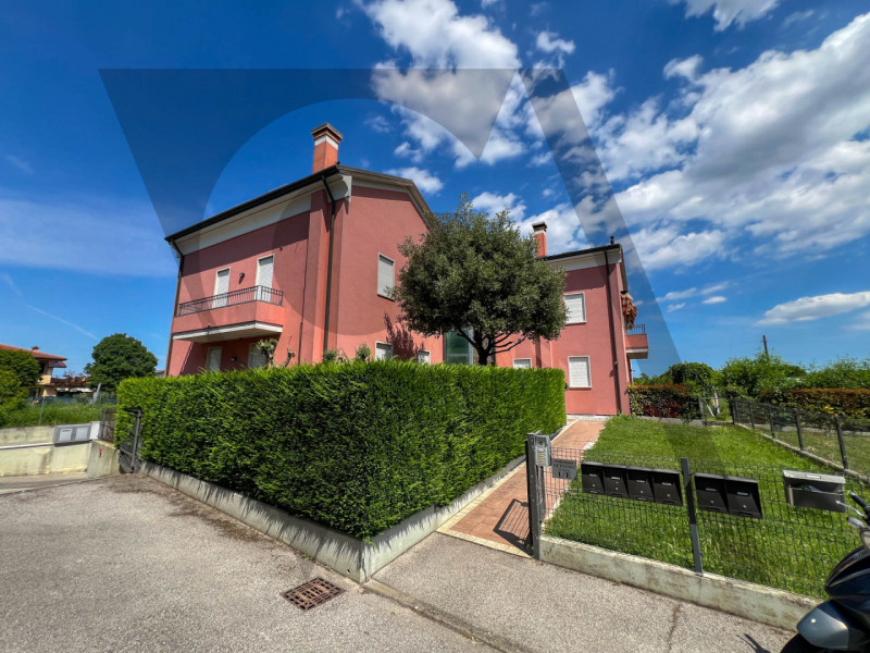 Proponiamo in vendita appartamento duplex a Conche di Codevigo, a soli 13 km da Chioggia e da Pio...