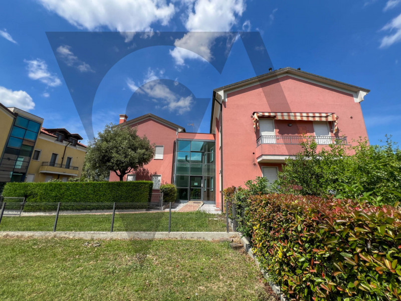 Proponiamo in vendita appartamento duplex a Conche di Codevigo, a soli 13 km da Chioggia e da Pio...