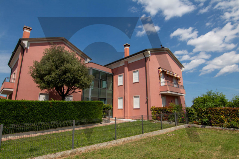Proponiamo in vendita appartamento duplex a Conche di Codevigo, a soli 13 km da Chioggia e da Pio...