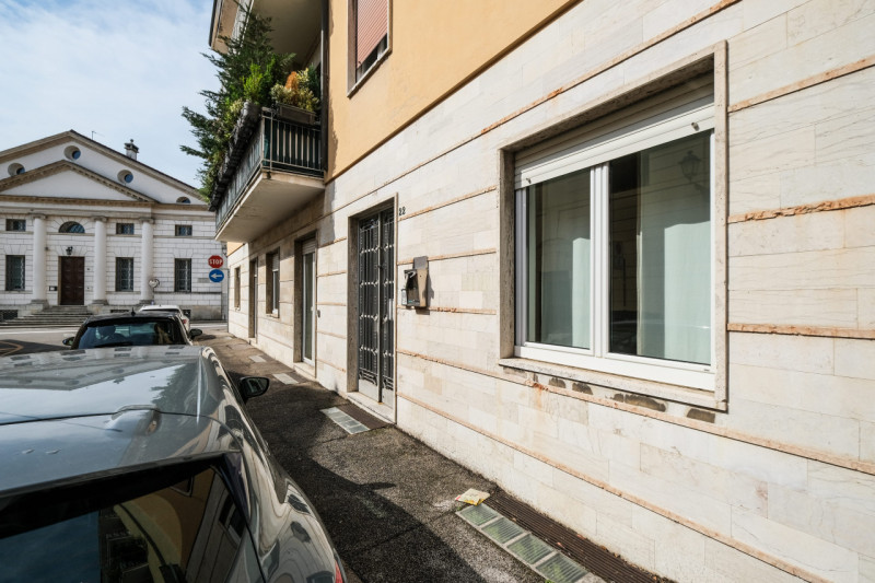 Nel cuore del centro storico di Vicenza, a pochi passi dalla Casa di Cura Eretenia e in posizione...