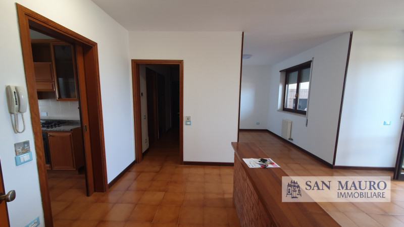VICENZA Interno Viale della Pace: ampio appartamento parzialmente arredato con tre camere, due ba...