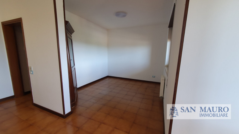 VICENZA Interno Viale della Pace: ampio appartamento parzialmente arredato con tre camere, due ba...