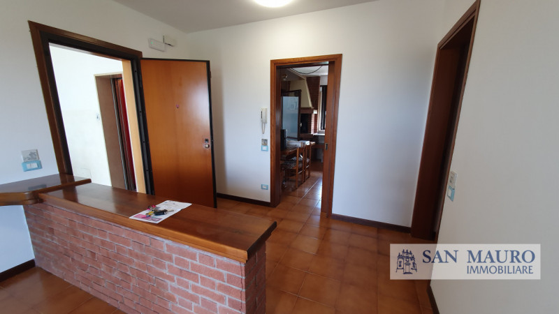 VICENZA Interno Viale della Pace: ampio appartamento parzialmente arredato con tre camere, due ba...