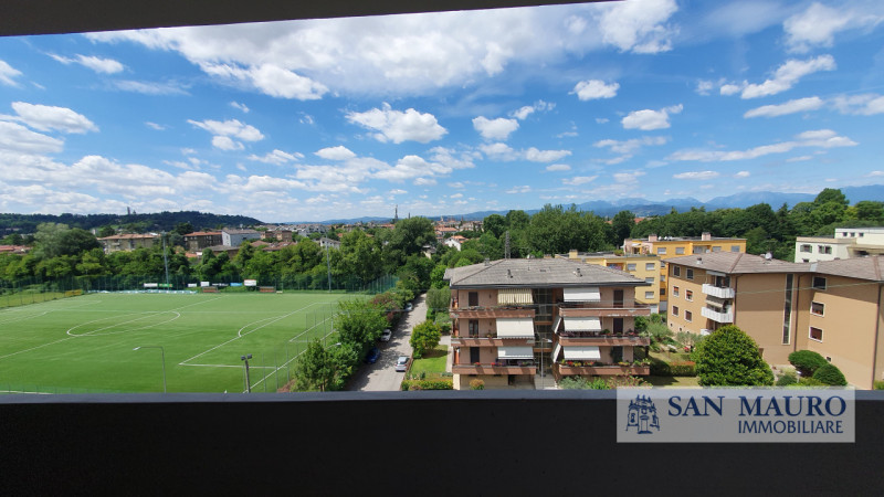 VICENZA Interno Viale della Pace: ampio appartamento parzialmente arredato con tre camere, due ba...
