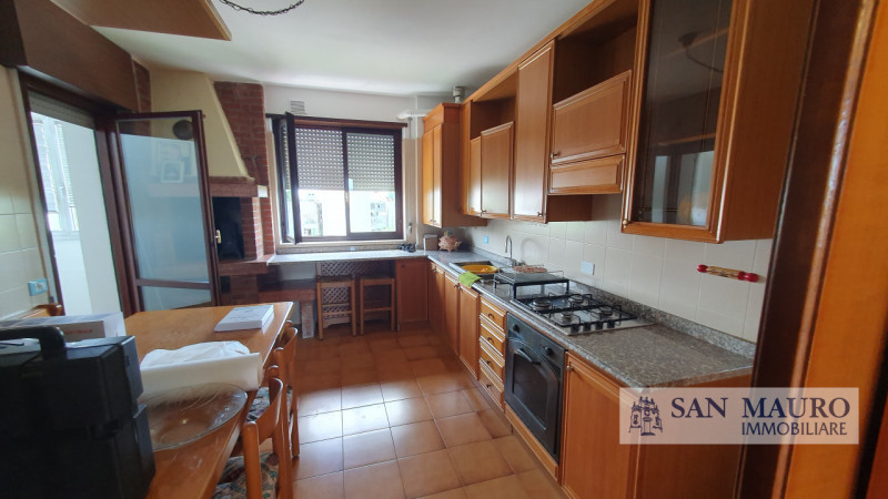 VICENZA Interno Viale della Pace: ampio appartamento parzialmente arredato con tre camere, due ba...