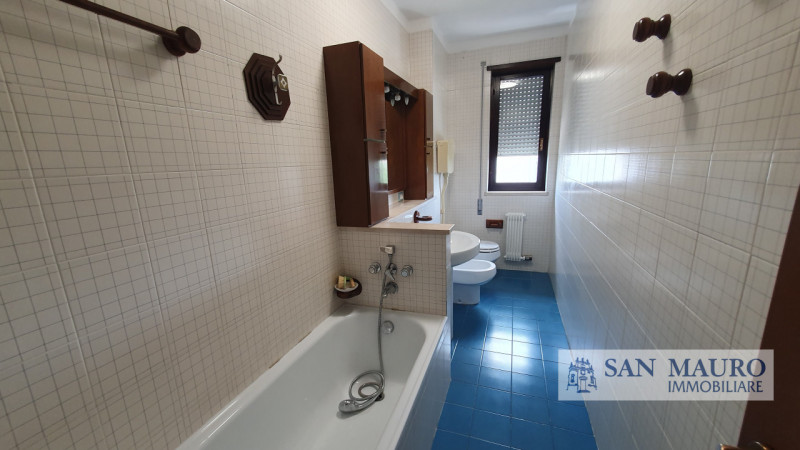 VICENZA Interno Viale della Pace: ampio appartamento parzialmente arredato con tre camere, due ba...