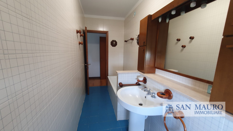 VICENZA Interno Viale della Pace: ampio appartamento parzialmente arredato con tre camere, due ba...