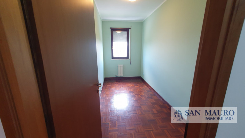 VICENZA Interno Viale della Pace: ampio appartamento parzialmente arredato con tre camere, due ba...