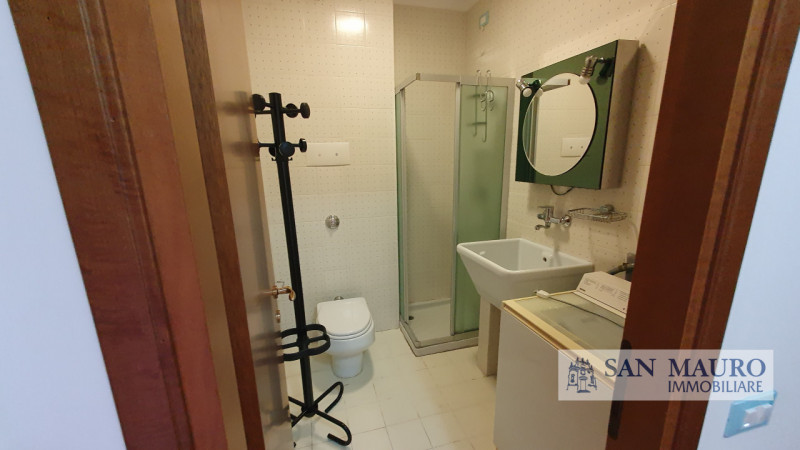 VICENZA Interno Viale della Pace: ampio appartamento parzialmente arredato con tre camere, due ba...