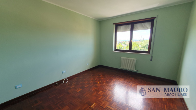 VICENZA Interno Viale della Pace: ampio appartamento parzialmente arredato con tre camere, due ba...