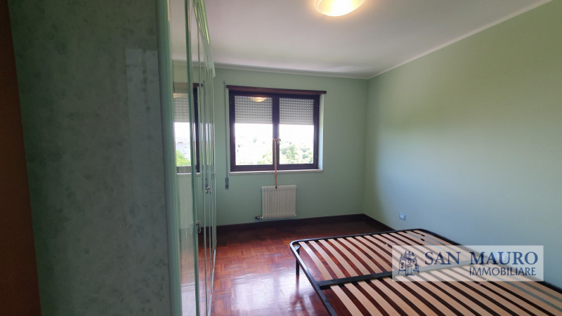 VICENZA Interno Viale della Pace: ampio appartamento parzialmente arredato con tre camere, due ba...