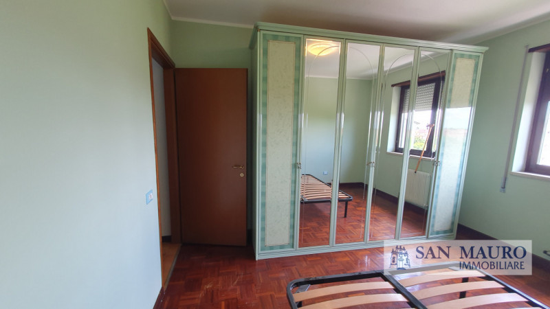 VICENZA Interno Viale della Pace: ampio appartamento parzialmente arredato con tre camere, due ba...