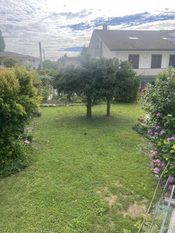 In un contesto tranquillo si propone bilocale con arredamento nuovo. L'appartamento è composto da...