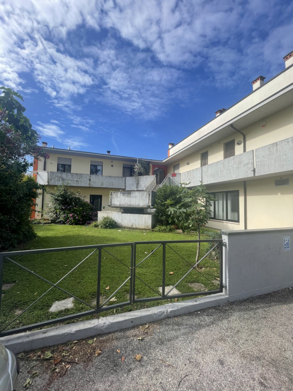 In un contesto tranquillo si propone bilocale con arredamento nuovo. L'appartamento è composto da...