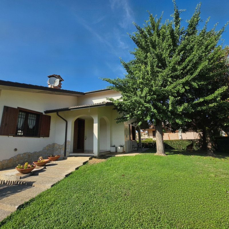 COSTABISSARA: ELEGANTE CASA SINGOLA RISTRUTTURATA CON AMPIO GIARDINO PRIVATO E NESSUN INTERVENTO ...