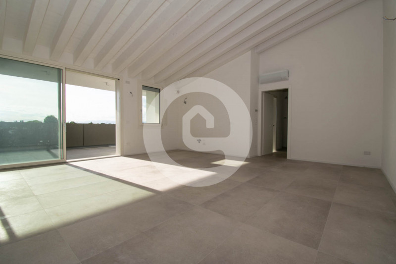 Scopri questo splendido appartamento quadrilocale in vendita, situato nella tranquilla frazione d...