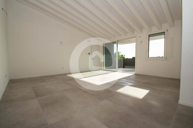 Scopri questo splendido appartamento quadrilocale in vendita, situato nella tranquilla frazione d...