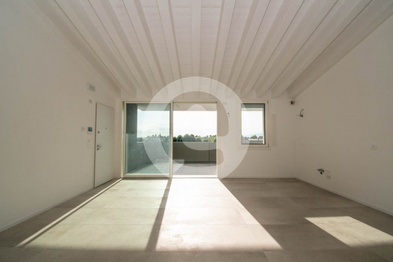 Scopri questo splendido appartamento quadrilocale in vendita, situato nella tranquilla frazione d...