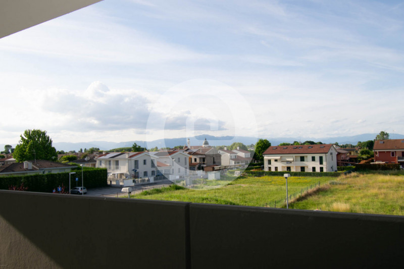 Scopri questo splendido appartamento quadrilocale in vendita, situato nella tranquilla frazione d...