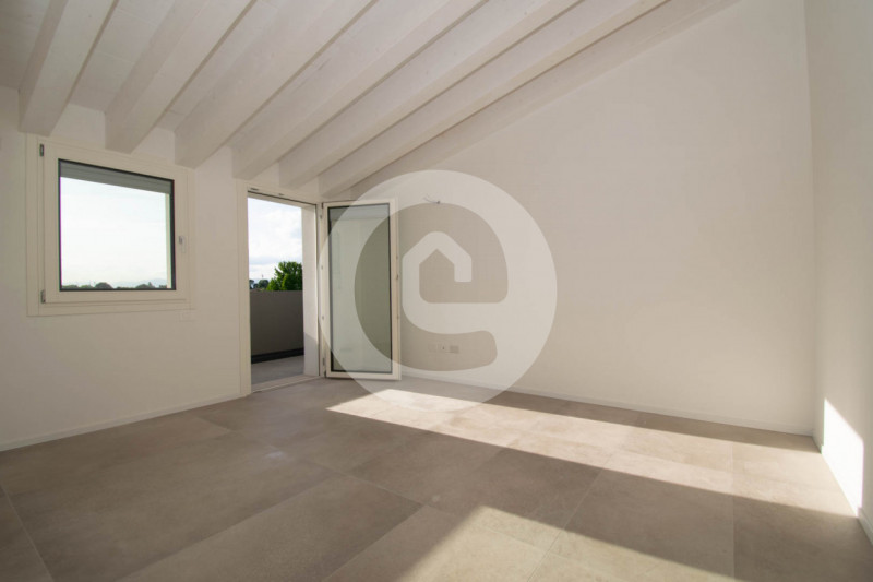Scopri questo splendido appartamento quadrilocale in vendita, situato nella tranquilla frazione d...