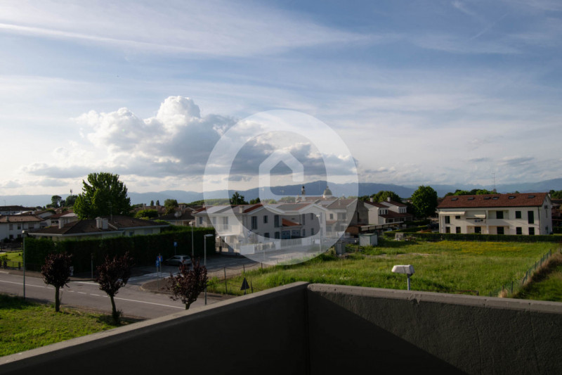 Scopri questo splendido appartamento quadrilocale in vendita, situato nella tranquilla frazione d...