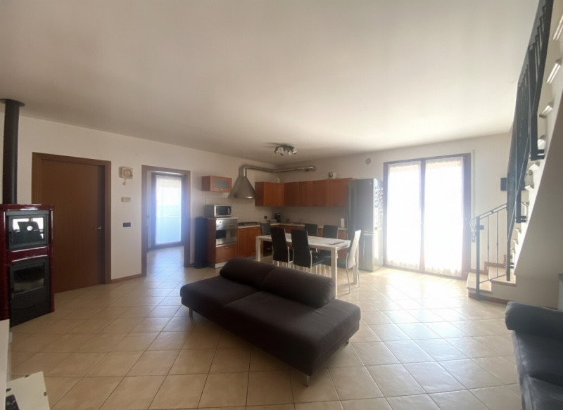 Situato nel centro di Veggiano, proponiamo in vendita un luminoso e spazioso appartamento duplex ...