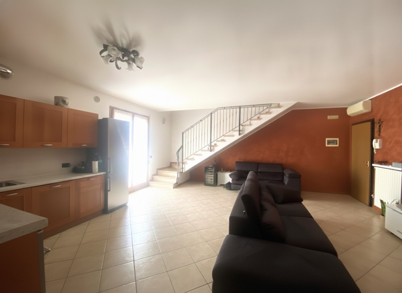 Situato nel centro di Veggiano, proponiamo in vendita un luminoso e spazioso appartamento duplex ...