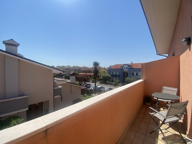 Situato nel centro di Veggiano, proponiamo in vendita un luminoso e spazioso appartamento duplex ...