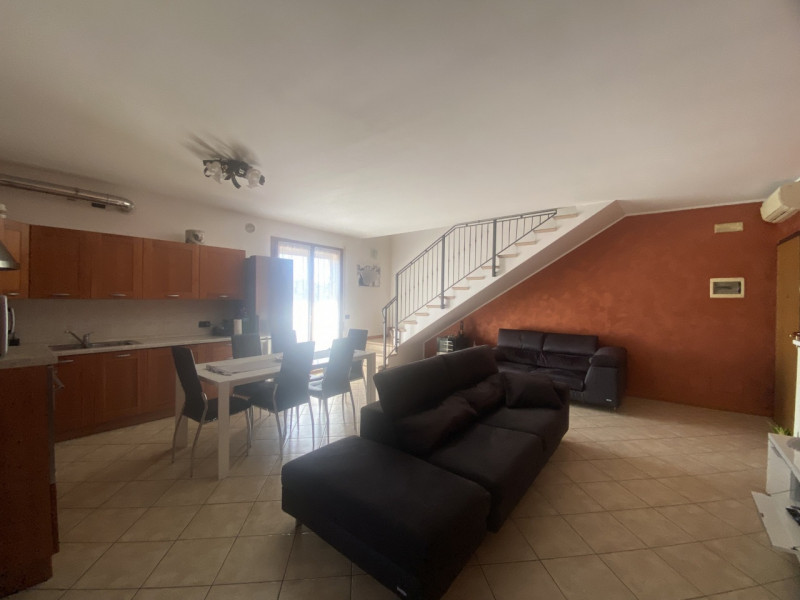 Situato nel centro di Veggiano, proponiamo in vendita un luminoso e spazioso appartamento duplex ...